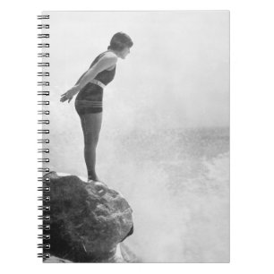 Caderno Espiral Nadador feminino na rocha acima da surfvintagem de