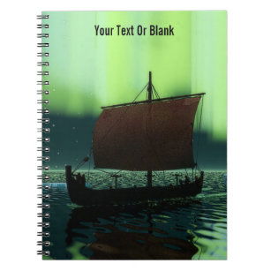 Caderno Espiral Navio de Viking sob a aurora boreal