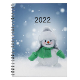 Caderno Espiral Neve com um lenço verde