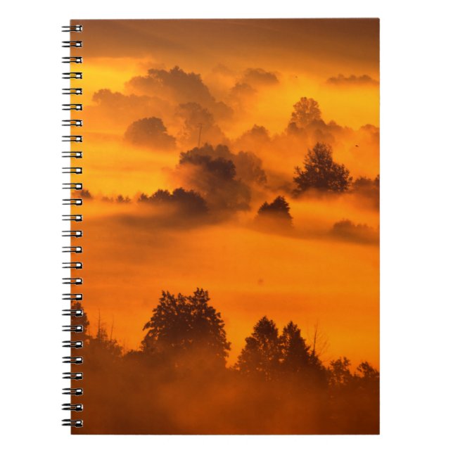 Caderno Espiral Névoa matinal sobre o plaina flutuante do rio abst (Frente)