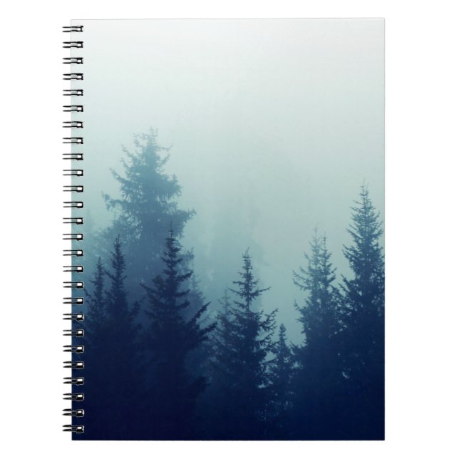 Caderno Espiral Névoa negra em pinheiros em encostas montanhosas.  (Frente)