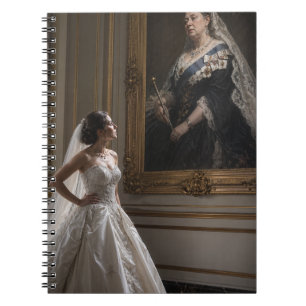 Caderno Espiral Noiva Elegante Contemplando Retrato Real Vitoriano