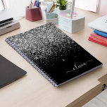 Caderno Espiral Nome da Rapariga do Script de Largura Preta do Sil<br><div class="desc">Planeador de Notebooks Espirais de Nome de Monograma de Script Glitter de Preto e Silver Sparkle. Isto faz o doce e perfeito aniversário de 16 anos,  casamento,  chá de panela,  aniversário,  chá de fraldas ou festa de solteira presente para alguém que ama luxo de luxo e estilos quíticos.</div>