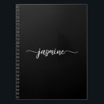 Caderno Espiral Nome de monograma de roteiro moderno preto feminin<br><div class="desc">Caderno espiral de roteiro de assinatura feminina de monograma preto simples e moderno. Este design minimalista de cor simples apresenta seu primeiro nome em uma linda tipografia de letra manuscrita com cauda swash em branco sobre um fundo preto e fácil de personalizar. Ótimo presente personalizado feminino para festa de aniversário,...</div>