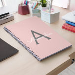 Caderno Espiral Nome do Monograma da Rapariga da Cinza Rosa Escamo<br><div class="desc">Cor-de-rosa e Cinza Simples Script Monogramas Name Spiral Notebook Planner. Isto faz o doce e perfeito aniversário de 16 anos,  casamento,  chá de panela,  aniversário,  chá de fraldas ou festa de solteira presente para alguém que ama luxo de luxo e estilos quíticos.</div>