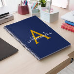 Caderno Espiral Nome do Monograma da Rapariga do Script Moderno Do<br><div class="desc">Planeador de Notebook Espiral com Nome de Monograma Simples Azul e Dourado do Script. Isto faz o doce e perfeito aniversário de 16 anos,  casamento,  chá de panela,  aniversário,  chá de fraldas ou festa de solteira presente para alguém que ama luxo de luxo e estilos quíticos.</div>