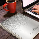 Caderno Espiral Nome do Monograma do Glitter Sparkle Glam Metal<br><div class="desc">Folha de Silver Faux Folha Metálica Brilhante Glitter Brugado Metal Monograma Nome Planner de Notebook Espiral. Isto faz o doce e perfeito aniversário de 16 anos,  casamento,  chá de panela,  aniversário,  chá de fraldas ou festa de solteira presente para alguém que ama luxo de luxo e estilos quíticos.</div>