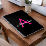 Caderno Espiral Nome do Monograma Girly Black Script Hot-Pink<br><div class="desc">Planeador de Notebooks Espirais de Nome Simples de Script Preto e Rosa Quente. Isto faz o doce e perfeito aniversário de 16 anos,  casamento,  chá de panela,  aniversário,  chá de fraldas ou festa de solteira presente para alguém que ama luxo de luxo e estilos quíticos.</div>