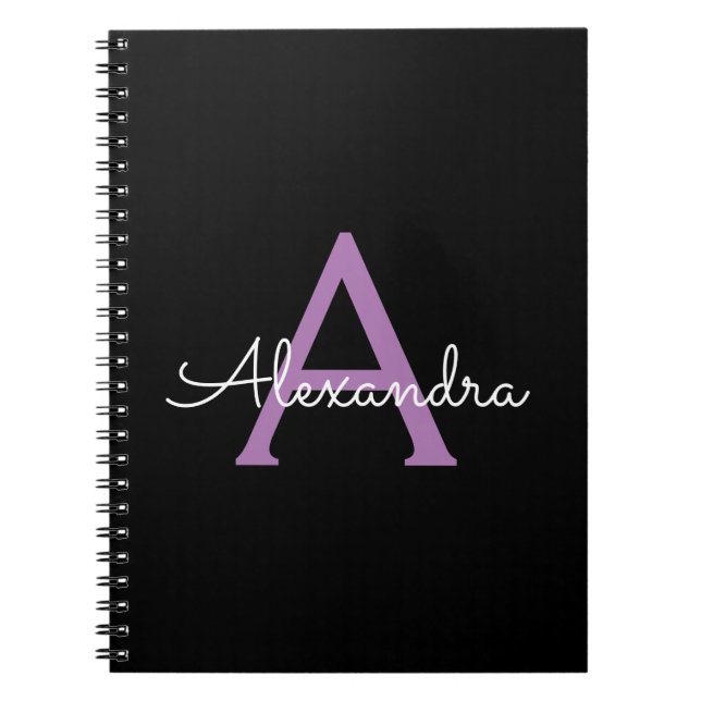 Caderno Espiral Nome do Monograma Girly de Script Preto Roxo (Frente)