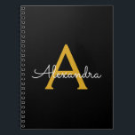 Caderno Espiral Nome do Monograma Rapariga de Script Moderno Doura<br><div class="desc">Planejador de Notebook Espiral de Nome de Monograma Simples Preto e Dourado. Isto faz o doce e perfeito aniversário de 16 anos,  casamento,  chá de panela,  aniversário,  chá de fraldas ou festa de solteira presente para alguém que ama luxo de luxo e estilos quíticos.</div>