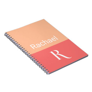 Caderno Espiral Nome Simples do Monograma de Pêssego de Na moda