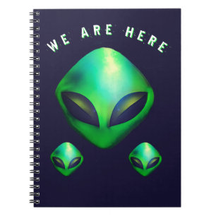 Caderno Espiral "Nós Estamos Aqui" cabeça de Alien Verde
