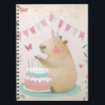Caderno Espiral Notebook Capybara Birthday Bash Spiral<br><div class="desc">Esta ilustração peculiar mostra uma alegre capybara comemorando um aniversário em estilo. A capybara, adorada com uma festa brincalhona que topei com velas, segura alegremente uma fatia de bolo. A cena é completada com um belo bolo de aniversário em duas camadas, decorado lindamente, com tons pastéis de rosa, azul e...</div>