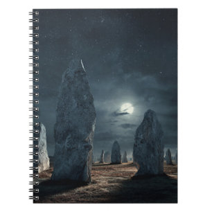 Caderno Espiral Notebook com pedras de pé antigas iluminadas