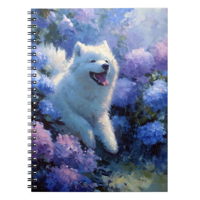 Caderno Espiral Notebook Fluffy White Dog Entre Hydrangeas Azuis (Frente)