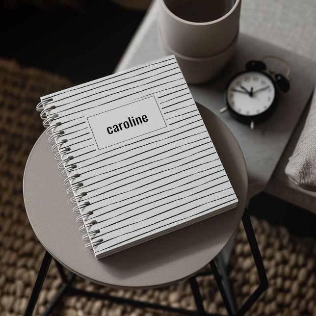 Caderno Espiral Notebook personalizado listrado (Chic black and white painted stripe personalized notebook.)