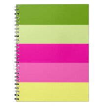 Notebook verde e cor-de-rosa com faixa de cores