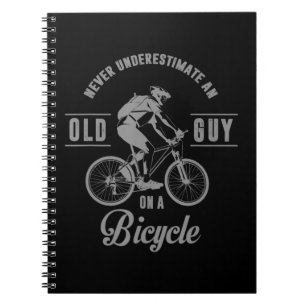 Caderno Espiral Nunca Subestimar Uma Cara Antiga Em Uma Bicicleta