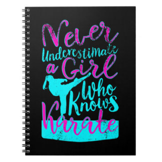 Caderno Espiral Nunca subestime uma garota que conhece a citação d