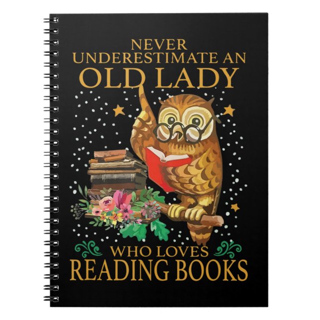 Caderno Espiral Nunca Subestime Uma Velha Que Adora Ler (Frente)