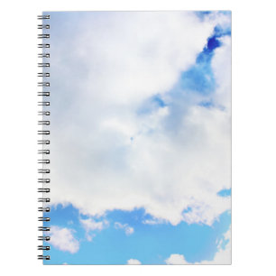 Caderno Espiral Nuvens Brancas Puffy e Céu Azul