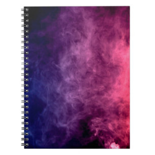 Caderno Espiral Nuvens de fumaça roxas e azuis coloridas nas costa