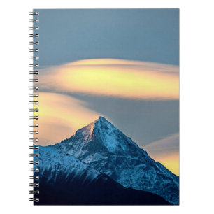 Caderno Espiral Nuvens Únicas Sobre Montanhas Cobertas de Neve