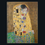 Caderno Espiral O Beijo de Gustav Klimt<br><div class="desc">O Beijo de Gustav Klimt O Beijo é uma pintura de óleo na canvas com folhas de ouro, prata e platina adicionadas pelo pintor simbolista austríaco Gustav Klimt. Ela foi pintada em algum ponto em 1907 e 1908, no auge do que os estudiosos chamam de "Período Ouro". Apresentando tonalidades de...</div>