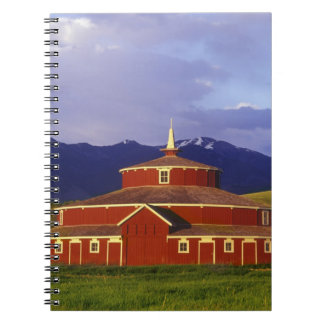 Caderno Espiral O celeiro redondo histórico no gêmeo constrói uma