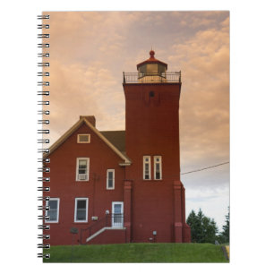 Caderno Espiral O Farol de Two Harbors com vista para a Baía de Ag