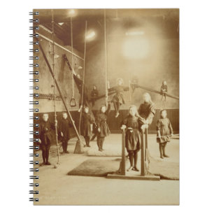 Caderno Espiral O ginásio da menina na instituição surda e muda