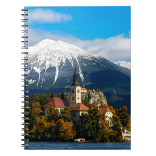 Caderno Espiral O lago sangrou a paisagem no outono