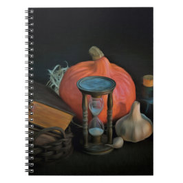 Caderno Espiral Objetos de bruxaria numa mesa num quarto escuro