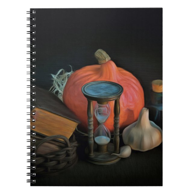 Caderno Espiral Objetos de bruxaria numa mesa num quarto escuro (Frente)
