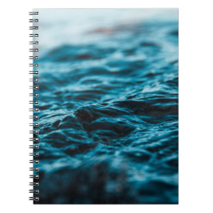 CADERNO ESPIRAL ONDA DE ÁGUA EM FOTOGRAFIA PRÓXIMA