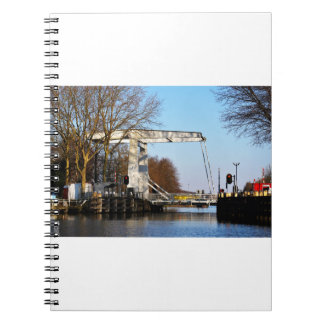 Caderno Espiral Ophaalbrug over gracht in Nederland.