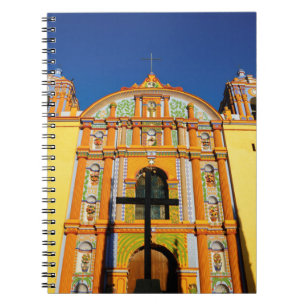 Caderno Espiral Opinião de baixo ângulo da igreja ornamentado