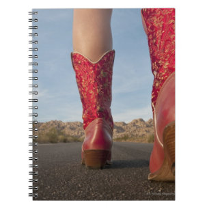 Caderno Espiral opinião do Baixo-ângulo a mulher que veste botas
