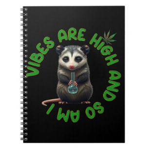 Caderno Espiral Opossum Hippie Vibrações Doida Humor Engraçado Fof