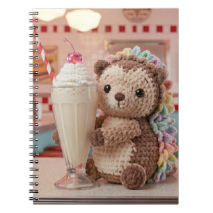 Caderno Espiral ouriço feito à croché e milkshake no Diner Retro