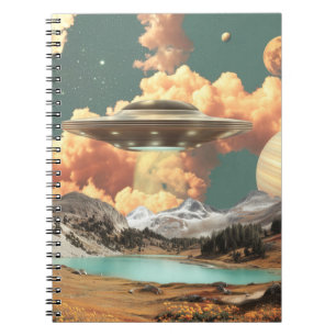 Caderno Espiral OVNI Surreal Acima do Lago da Montanha com Planeta
