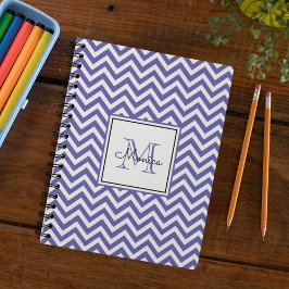 Caderno Espiral Padrão de Chevron Periwinkle Moderno com Monograma