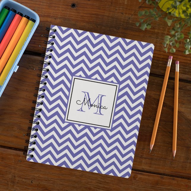 Caderno Espiral Padrão de Chevron Periwinkle Moderno com Monograma (Criador carregado)