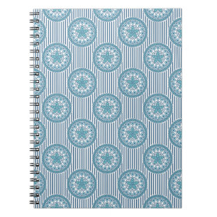 Caderno Espiral Padrão de mandala azul sobre fundo listrado