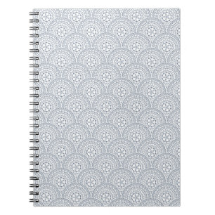 Caderno Espiral Padrão de ondas de mandala azul sobre fundo branco