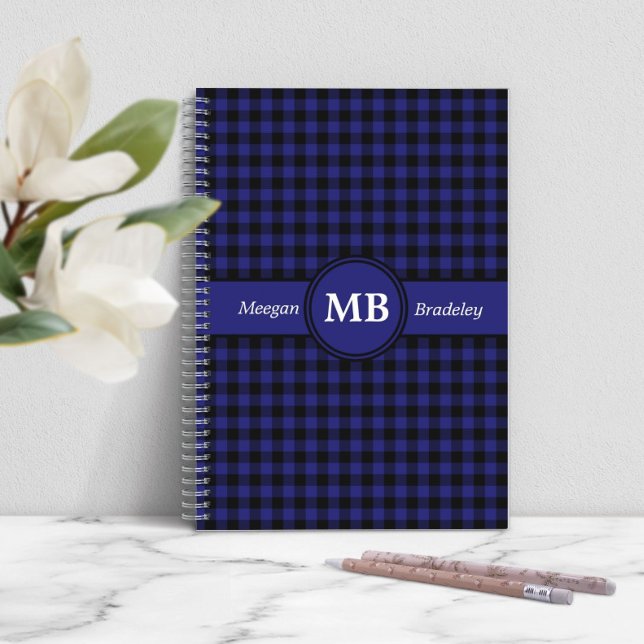 Caderno Espiral Padrão de Xadrez Azul do Monograma Moderno (Modern Blue Plaid Monogram Notebook)
