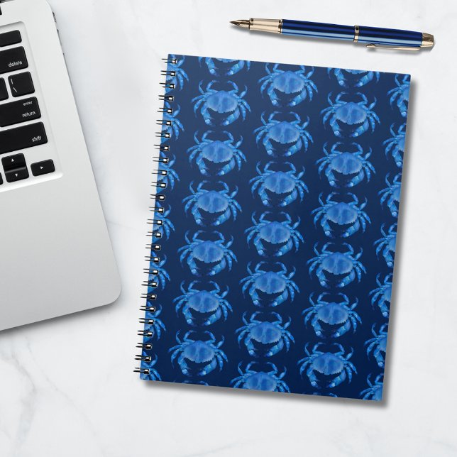 Caderno Espiral Padrão do oceano do caranguejo azul (Blue coastal crab on navy blue.  Other colors & matching items available. )