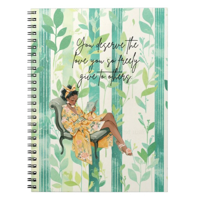 Caderno Espiral Padrão Floral Verde Menina Negra Lendo Escritora (Frente)