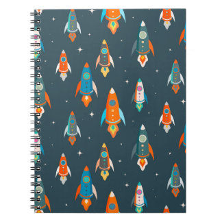 Caderno Espiral Padrão sem costura de foguetes coloridos no espaço