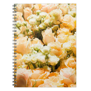Caderno Espiral Padrão vertical das rosas brancas. aniversário, tr